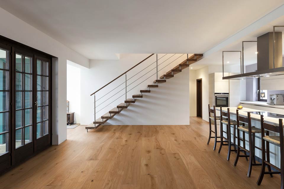 koelnparkett Landhausdiele Eiche Rustic Natur in einer Küche– Der Parkett Riese Köln