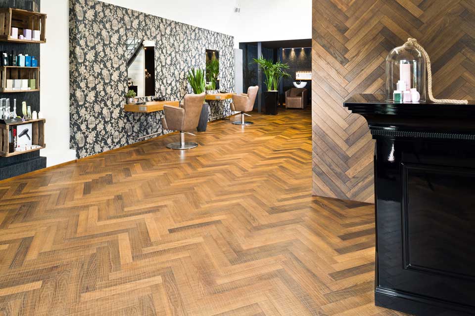 Teakeiche Naturell, weiß geölt, sägerau –2-Schicht-Fertigparkett in Fischgrät-Verlegung von Parkett Herter