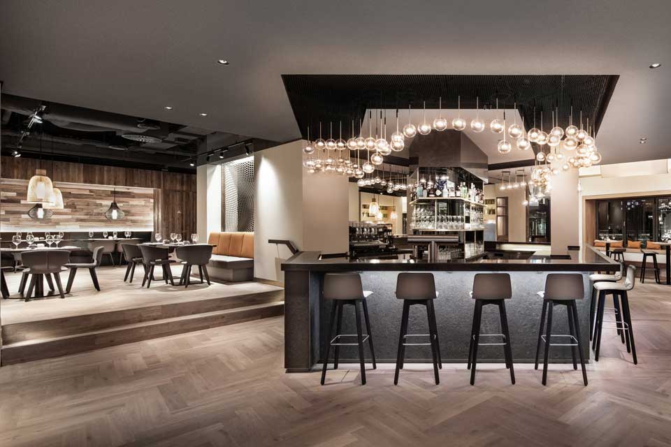 Räuchereiche Piano, weiß geölt, sägerau –2-Schicht-Fertigparkett in Fischgrät-Verlegung von Parkett Herter